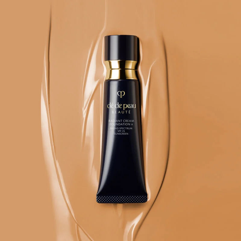 CLÉ DE PEAU BEAUTÉ RADIANT CREAM FOUNDATION B30
